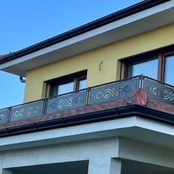Kovové zábradlie s plechom na balkóne rodinného domu
